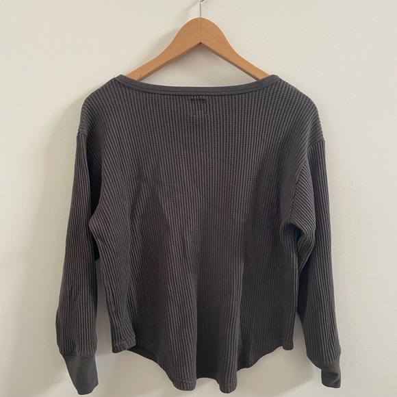 Waffle knit scoop neck grey Gap shirt.  Size Petite Small. - Picture 3 of 3